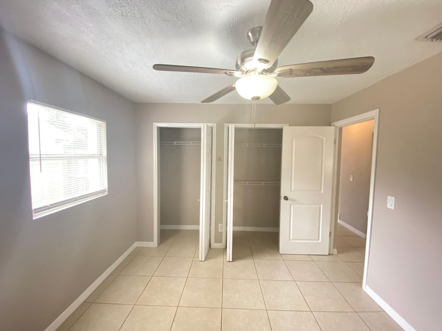 Building Photo - Nice 3 bedroom 2 bathroom House with Scree...