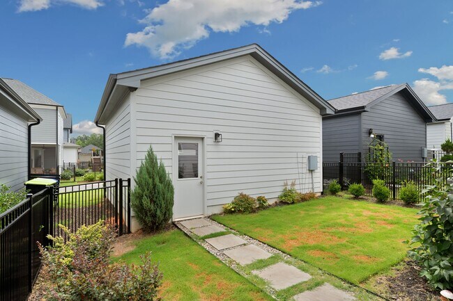 Building Photo - Modern 4 Bedroom and Fenced Yard in Chatham Park Pittsboro!