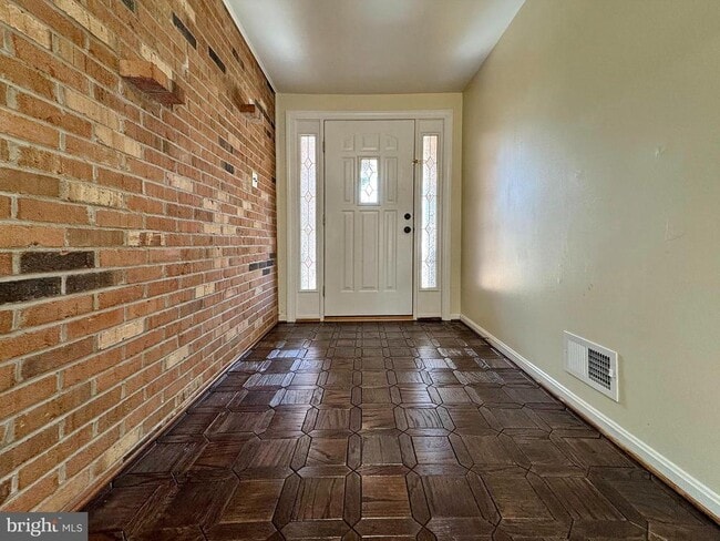 Building Photo - 401 Butternut Ct