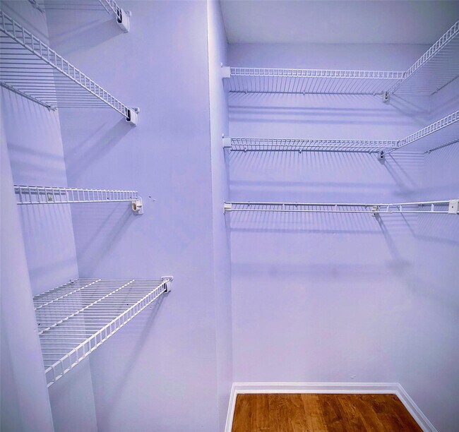 Building Photo - 9411 N Hollybrook Lake Dr