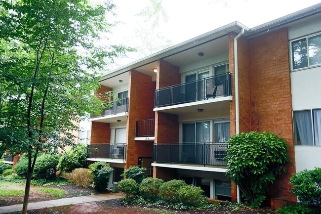 Building Photo - 1800 Jefferson Park Avenue #52 – Prime UVA Location!