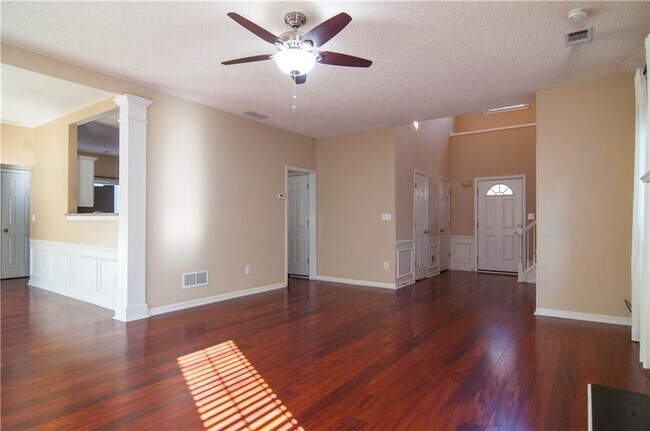 Building Photo - 558 Lullingstone Dr SE