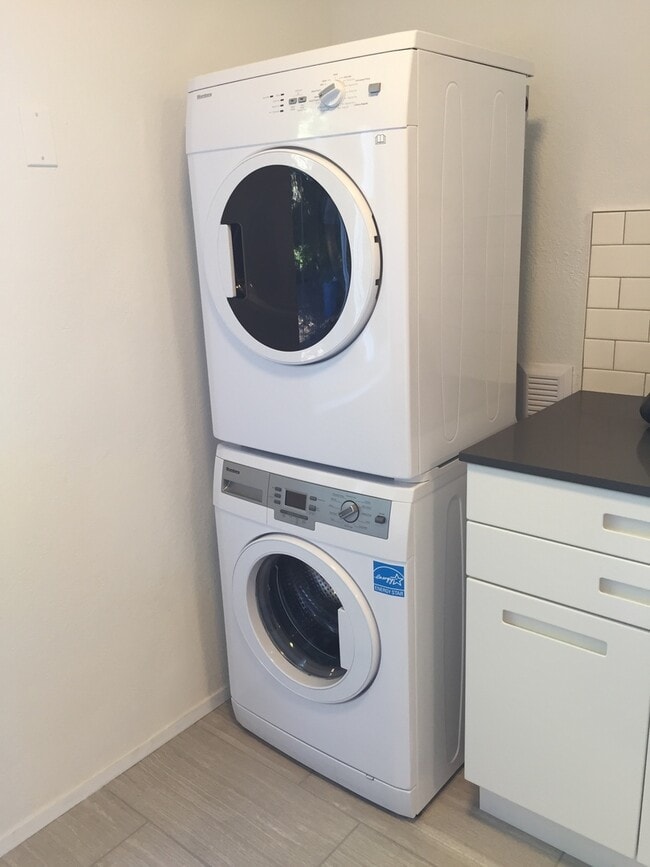 Building Photo - Great 2 BR/1 BA duplex unit available!