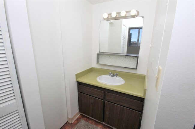 Building Photo - AVAILABLE NOW! 2 BED 1 BATH 1 COVERED PARK...