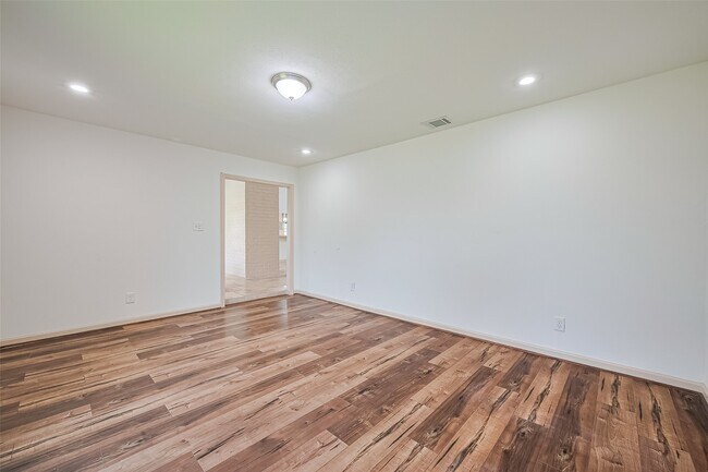 Building Photo - 982 W Donovan St