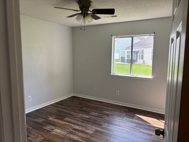 Building Photo - 2 Bedroom 2 bath on bottom floor at Myrtle...