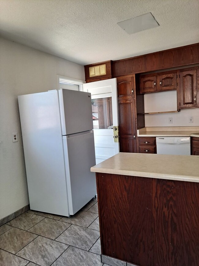 Building Photo - ALL PROSPECTIVE TENANTS MUST SUBMIT A $58 ...