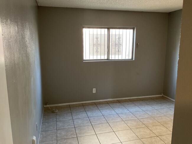 Building Photo - Charming 2-Bedroom Unit in a Well-Maintained 4-Plex!