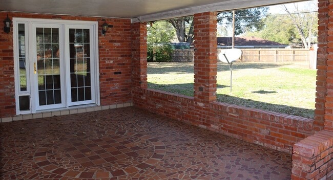 Building Photo - Charming family home in nice neighborhood