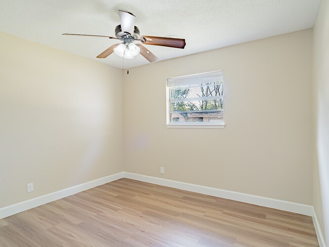 Building Photo - 1319 W Forest Dr