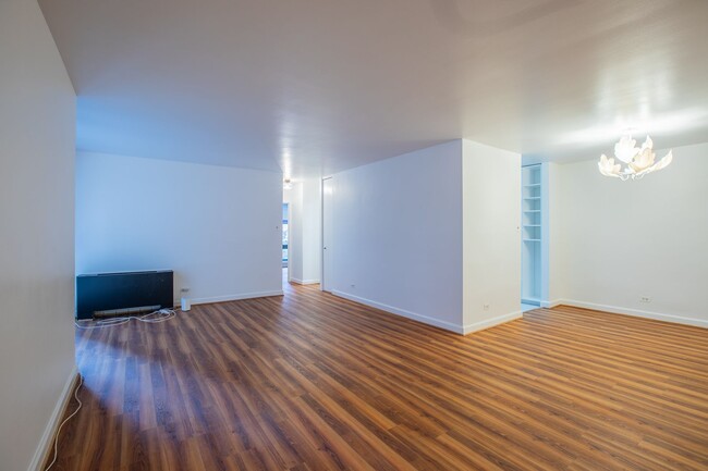 Building Photo - Beautiful 2 BR/1 BA Condo in Dupont Circle!