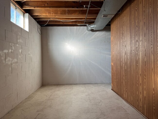 Building Photo - Comfortable 3-Bedroom Home with Park Access & Easy Commute