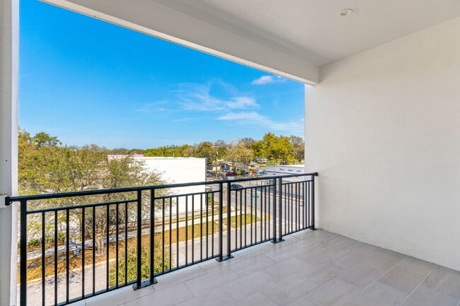 Building Photo - 3 Bedroom Townhouse in Tampa Heights