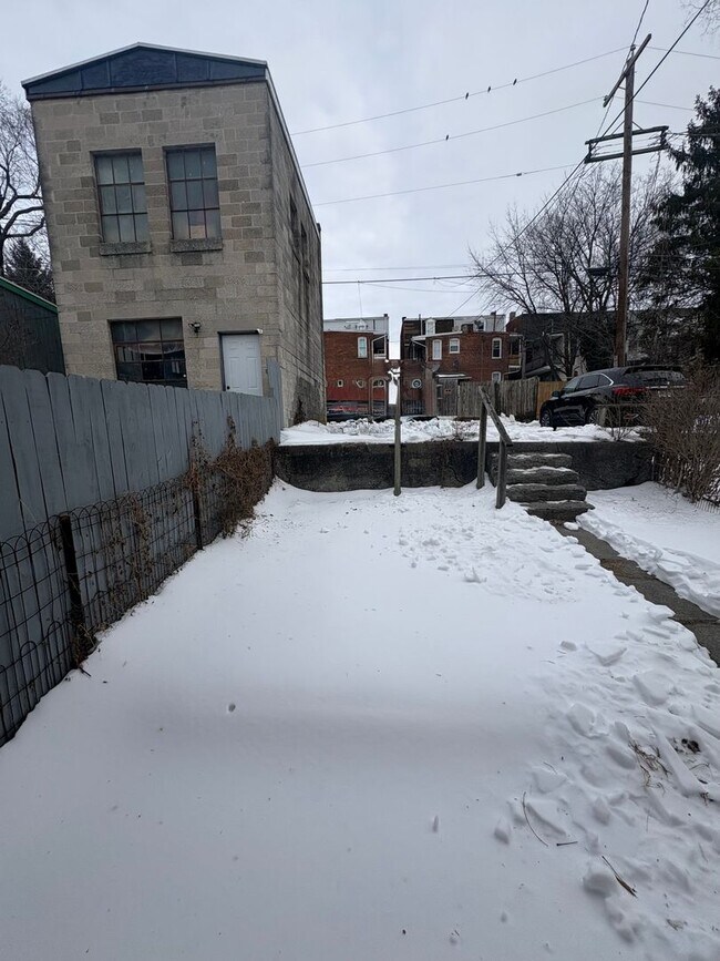 Building Photo - Available Now! Large North York Near Farquar Park