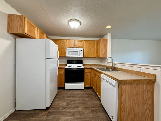 Building Photo - SCHEDULE A TOUR TO VIEW THIS NEWLY UPDATED TOWNHOME IN REDMOND!!