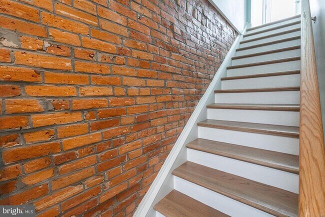 Building Photo - 3030 W Girard Ave