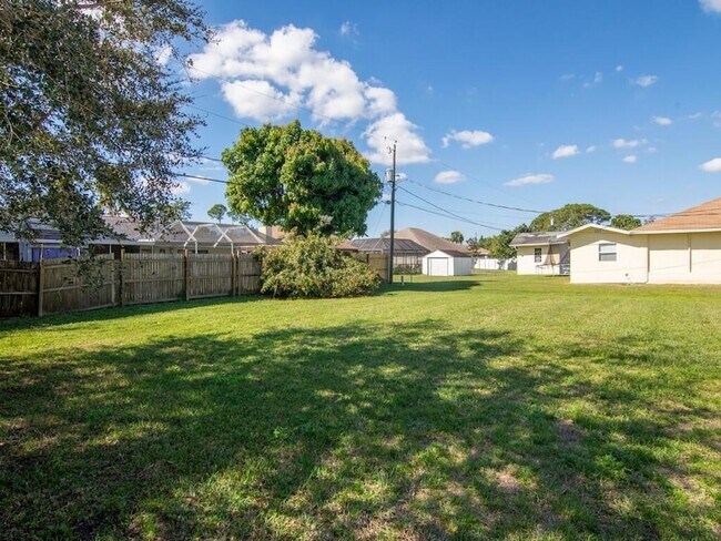 Building Photo - 1190 SE Puritan Ln