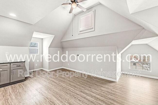 Building Photo - 2345 N Kenwood Ave