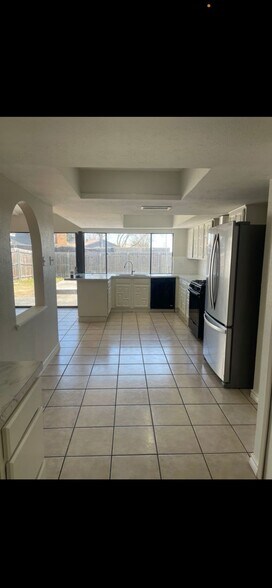 Building Photo - 6500 Chinaberry Trail