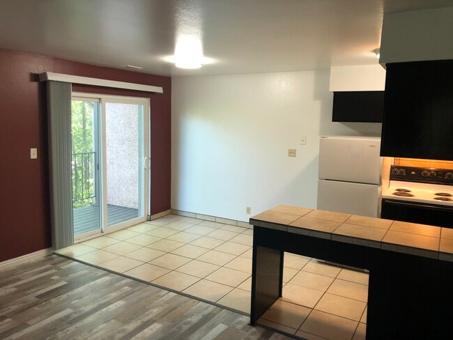 Dining Area - Brentwood Apartments