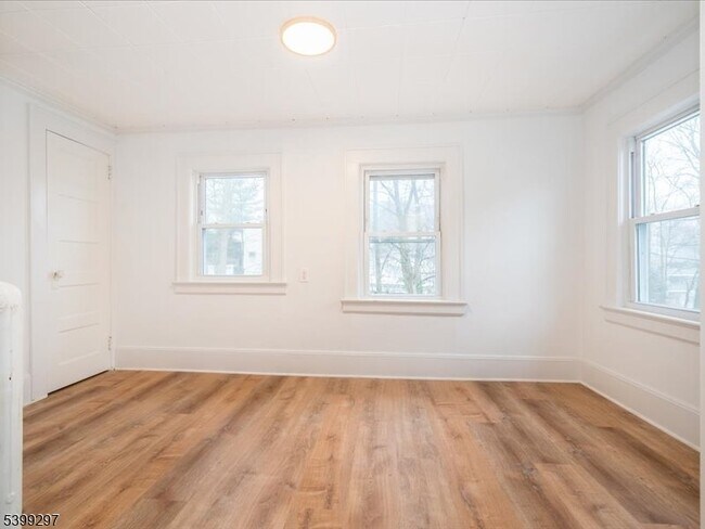 Building Photo - 14 Ravine Ave