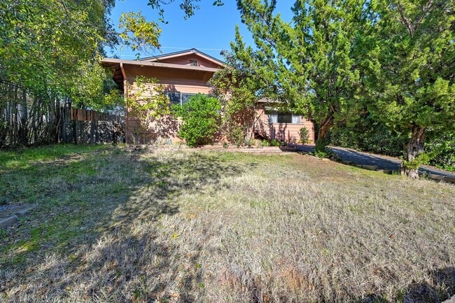 Building Photo - Prime location