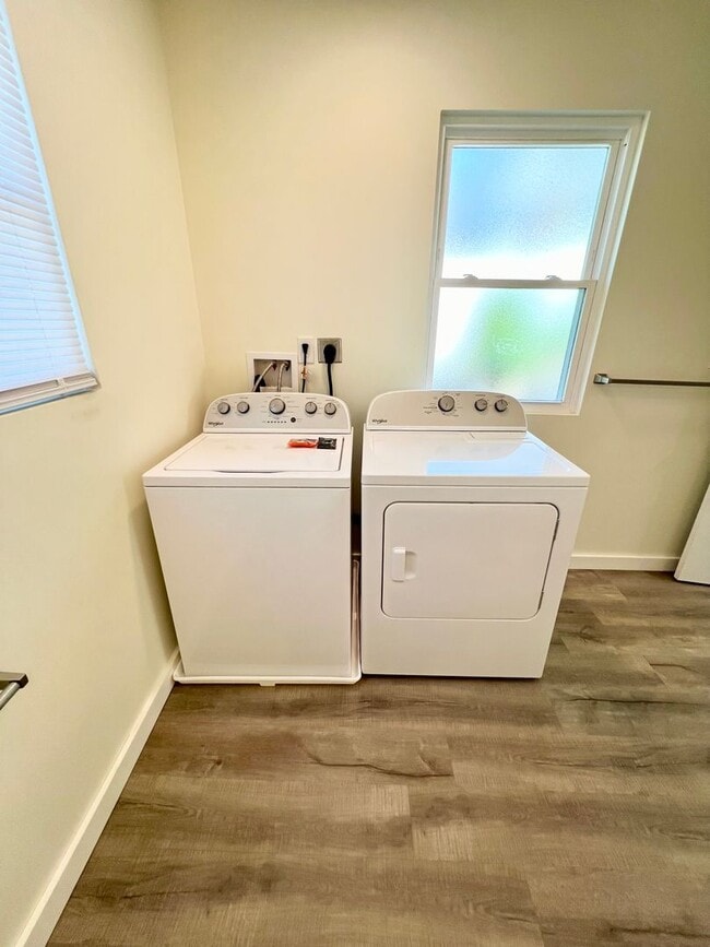 Building Photo - Now showing 3BR 2 full Bath house with lar...