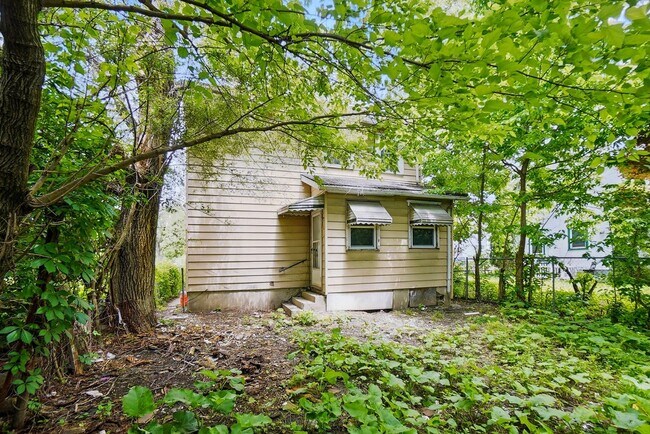 Building Photo - Two Bedroom in Dayton!
