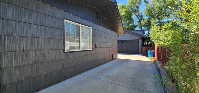 Building Photo - Three bedroom, Two bath House