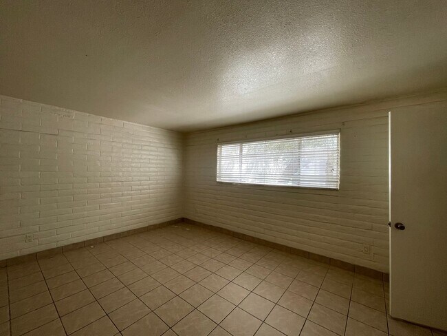 Building Photo - Remodeled 2 Bed / 2 Bath in Lovely Community – Pool, Covered Parking & Great Location