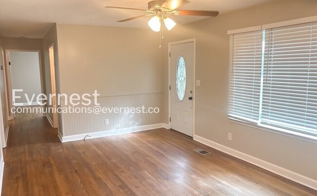 Building Photo - 4 Bed, 2 Bath Home with Fenced Yard / Pet-Friendly / Available Now!