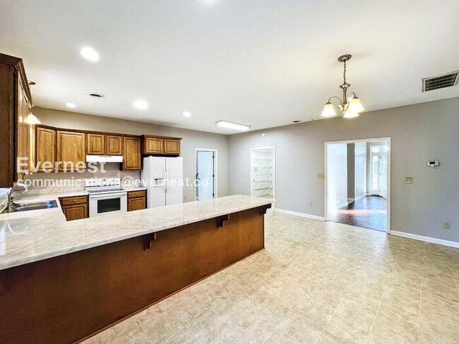 Building Photo - 4 Bed/2.5 Bath Home with Fenced Yard & Garage / Pet-Friendly / Available Now!