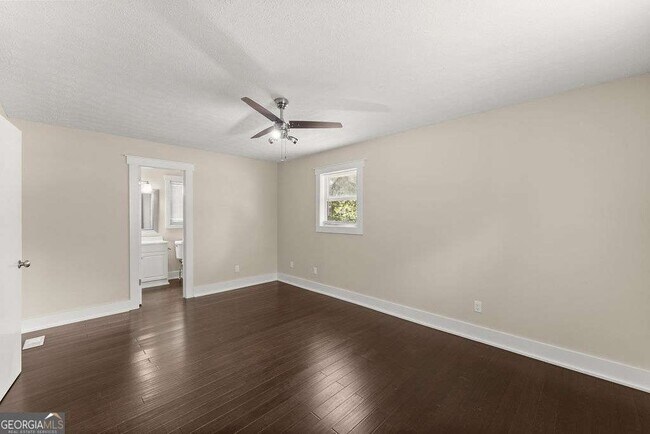 Building Photo - 4035 Thames Dr