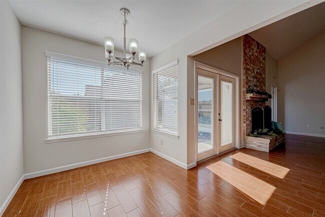 Building Photo - 2022 Highland Hills Dr