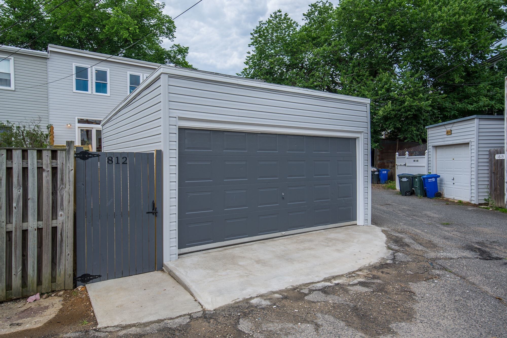 Large garage with easy access - 812 Kentucky Ave SE