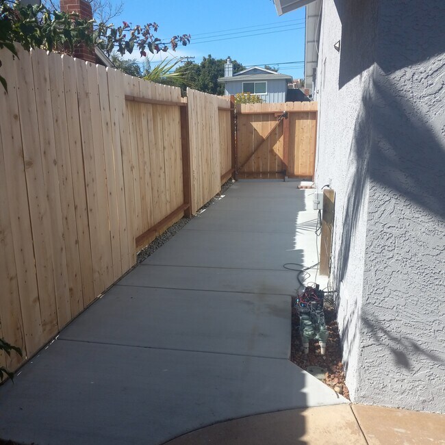 ADU Gated Private wWalkway - 3640 Catalina Dr