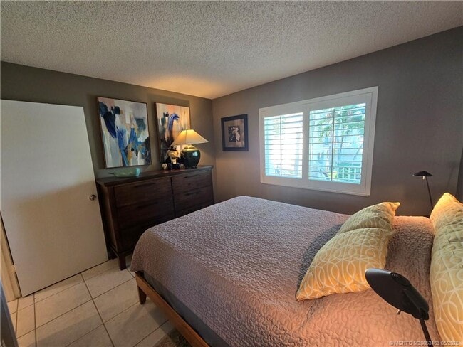 Building Photo - 5564 NE Gulfstream Way