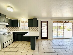 Building Photo - 2 Bedroom 1.5 Bath in Desired Area w/ Fenc...