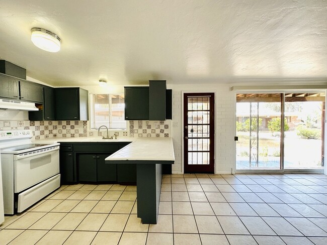 Primary Photo - 2 Bedroom 1.5 Bath in Desired Area w/ Fenc...