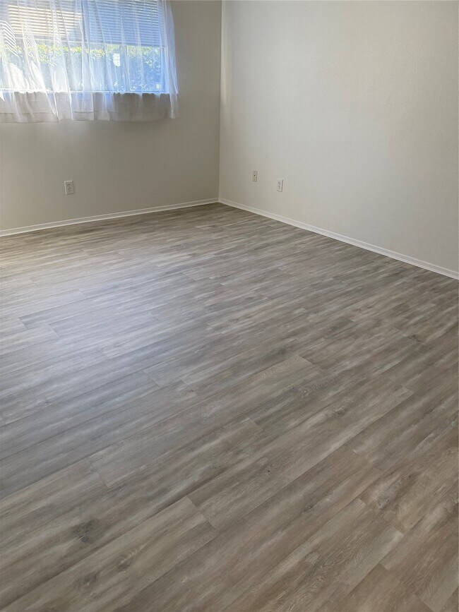 Building Photo - 7031 N Holiday Dr