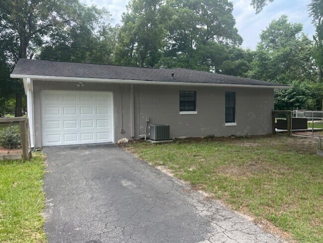 Building Photo - 3/2 single-family home in NE Ocala