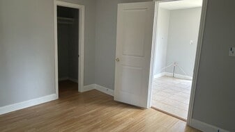 Building Photo - 413 N Live Oak St