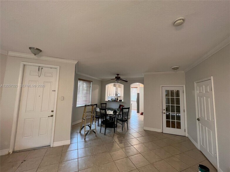 Building Photo - 2847 S Evergreen Cir