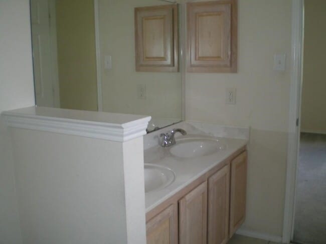 Building Photo - 2213 Willow Dr