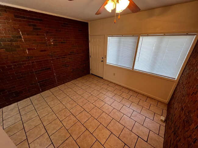 Building Photo - 171 Hutton St