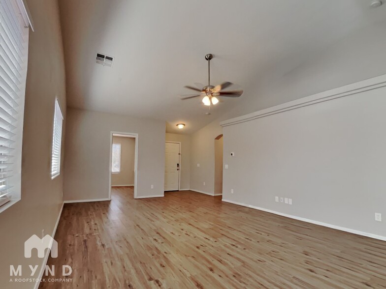Building Photo - 5621 S 31st Dr