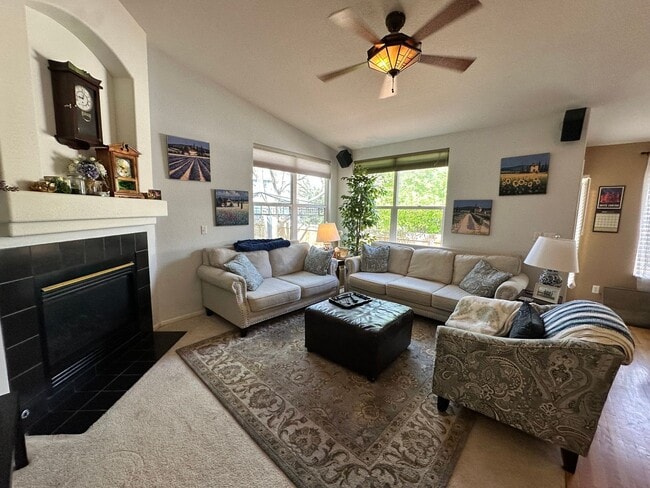 Building Photo - 3 Bedroom 3 Bath - Arapahoe Ridge Erie!