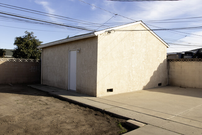 Building Photo - 1133 W Hemlock St