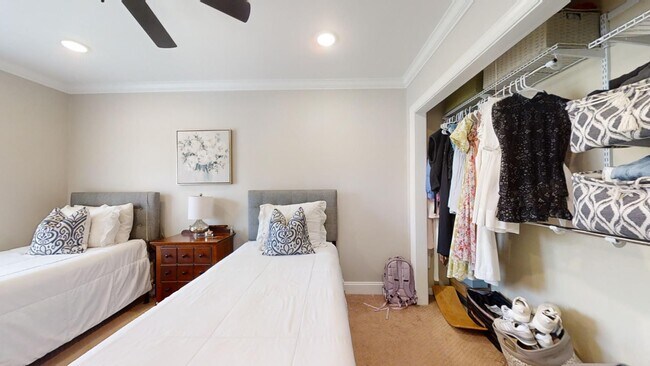 Building Photo - Gorgeous and updated home in Heart of Auburn