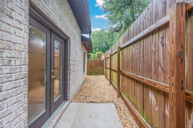 Building Photo - 518 Sibert Ave